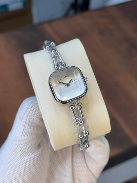 Chanel HARDWEAR STYLE – ICONIC LUXURY MEETS MODERN FEMININITY